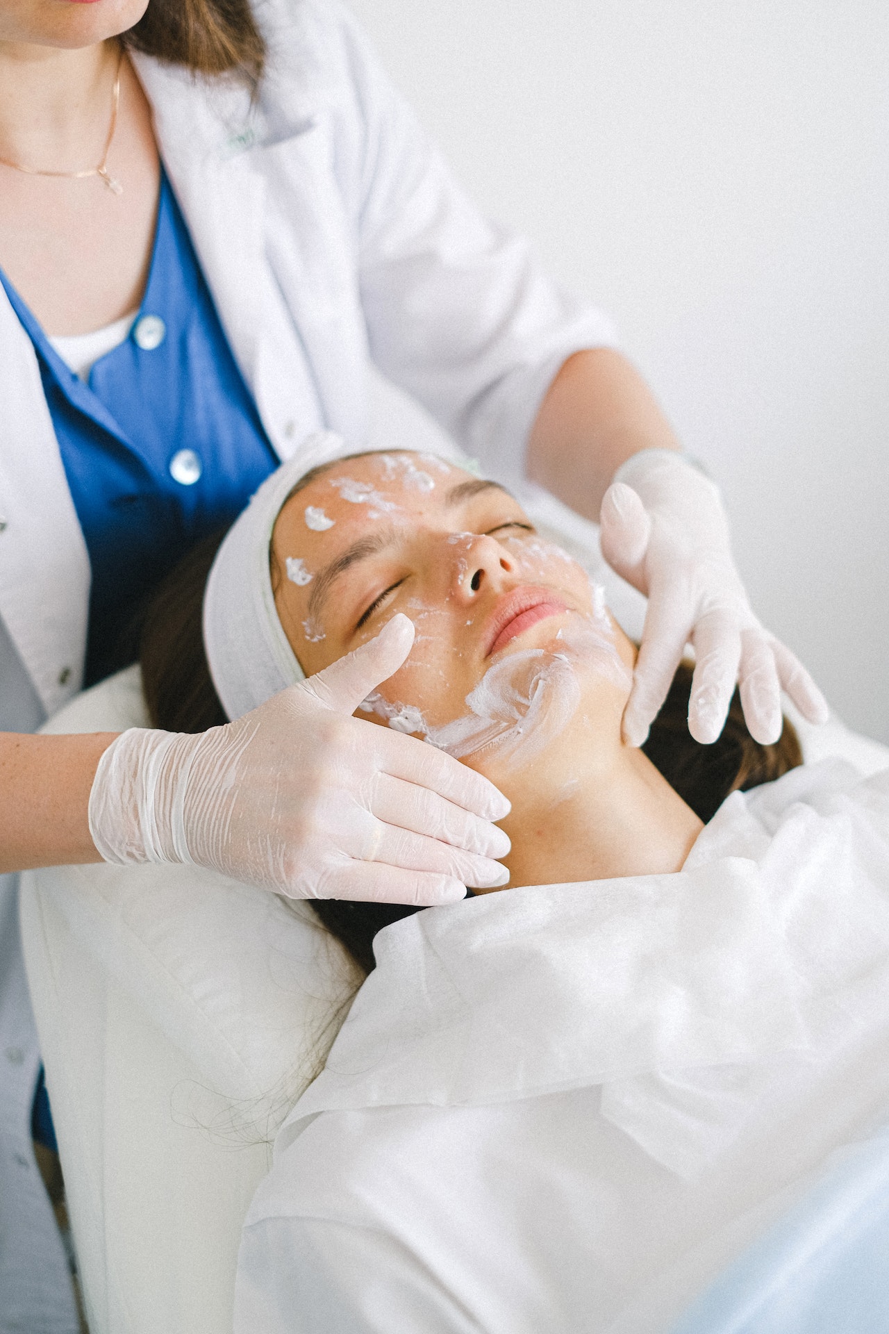 Soin du visage en cabine, application d'un masque